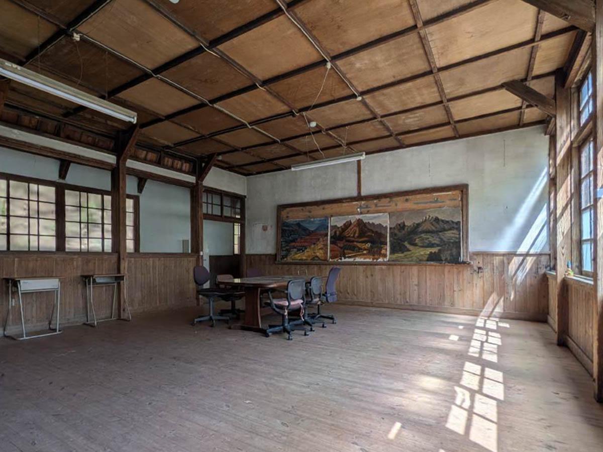 群馬県藤岡市三波川の売買物件/かつて職員室だった場所。木の床や腰壁、天井の格子が残っています
