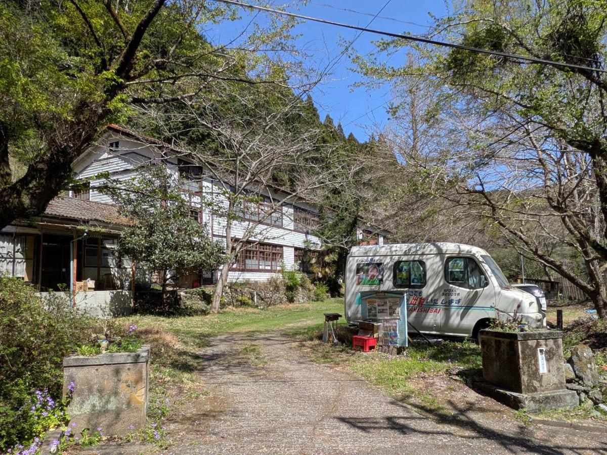 群馬県藤岡市三波川の売買物件/敷地の入り口側から。車での進入が可能です