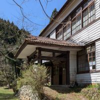群馬県藤岡市三波川の売買物件/正面玄関まわりを横から