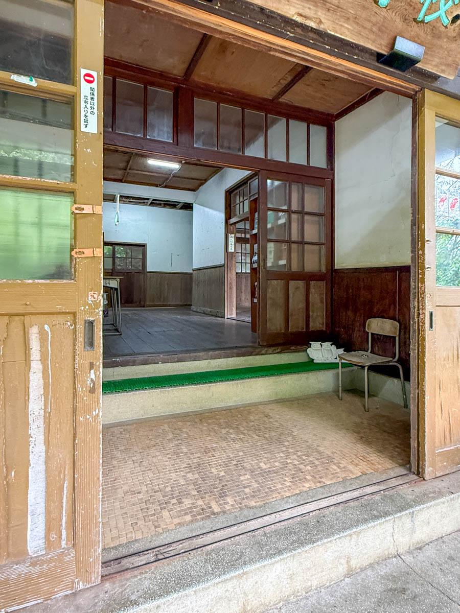 群馬県藤岡市三波川の売買物件/校舎の正面入口