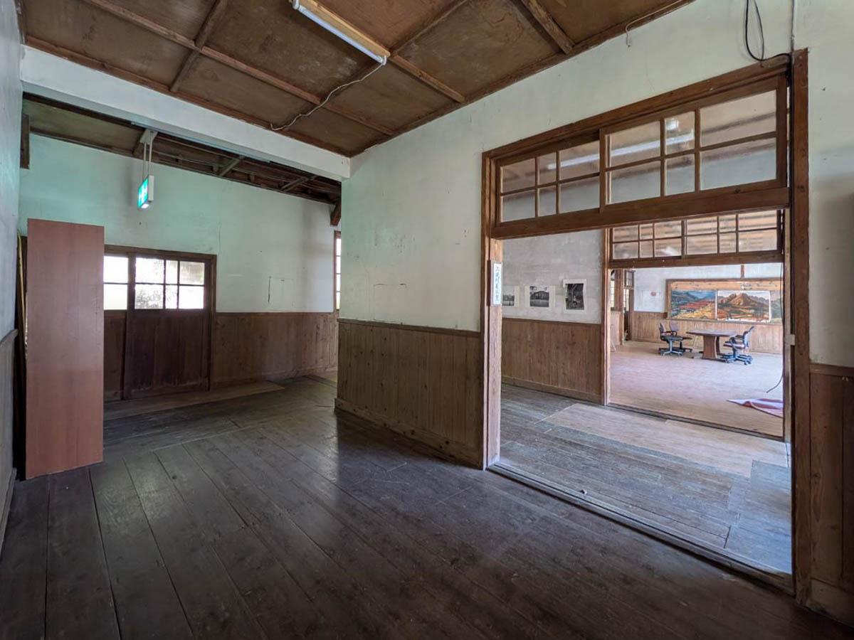 群馬県藤岡市三波川の売買物件/正面玄関を抜けた先。右手に校長室、奥に職員室があったようです