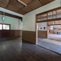 群馬県藤岡市三波川の売買物件/正面玄関を抜けた先。右手に校長室、奥に職員室があったようです