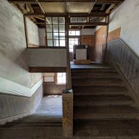 群馬県藤岡市三波川の売買物件/使い込まれた木の階段。2階から少し上ったところに3階がちいさくあり、昔は部室だったとか