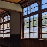 群馬県藤岡市三波川の売買物件/木製サッシの向こうには、冬桜で有名な桜山公園を眺められる