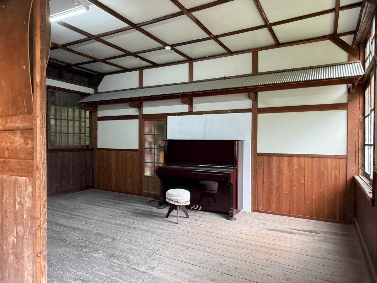 群馬県藤岡市三波川の売買物件/ここは改装を加えていて、下屋のようなものを壁につけて、小屋感を出しています