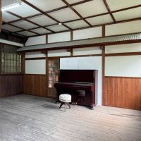 群馬県藤岡市三波川の売買物件/ここは改装を加えていて、下屋のようなものを壁につけて、小屋感を出しています