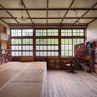 群馬県藤岡市三波川の売買物件/畳の小上がりが造作されていますが、窓は学校の面影を残しています