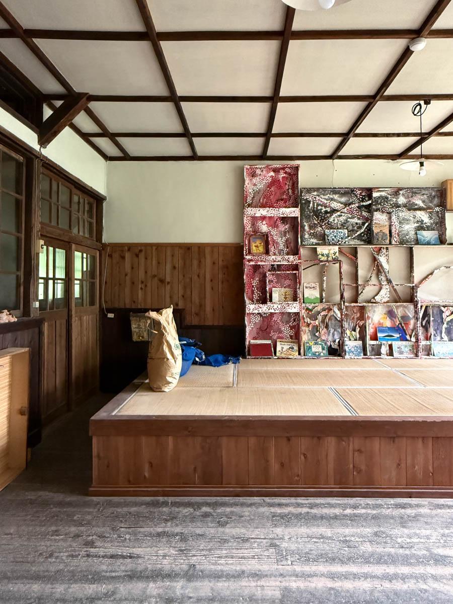 群馬県藤岡市三波川の売買物件/下屋のついた部屋の中はこのような形。児童館として使っていた際に、駄菓子を売っていたようです