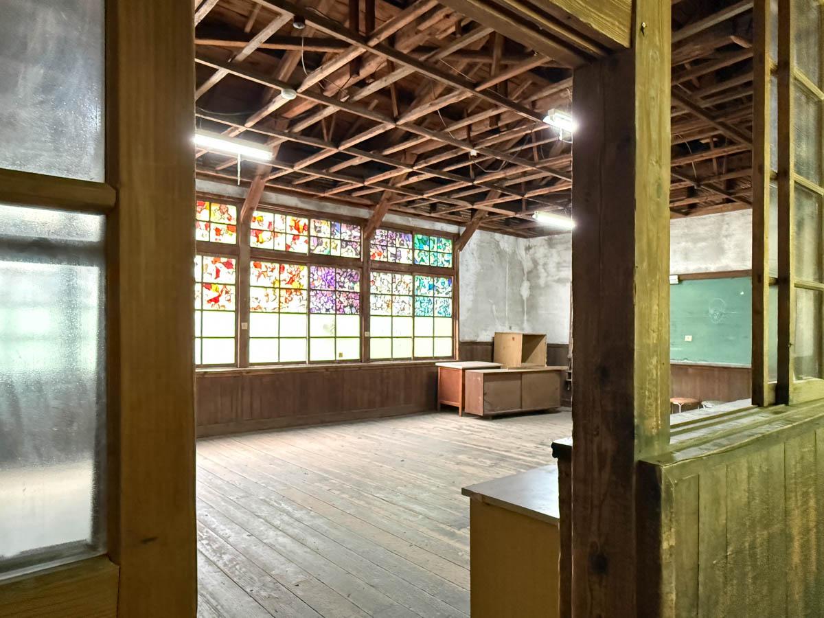 群馬県藤岡市三波川の売買物件/こちらは音楽室。天井材が抜かれて小屋裏があらわされています