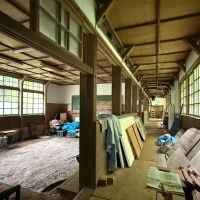 群馬県藤岡市三波川の売買物件/1階の半分は廊下の板など傷んでいて、合板が敷かれたかたち。こちらの教室は泥だんごをつくる場所に