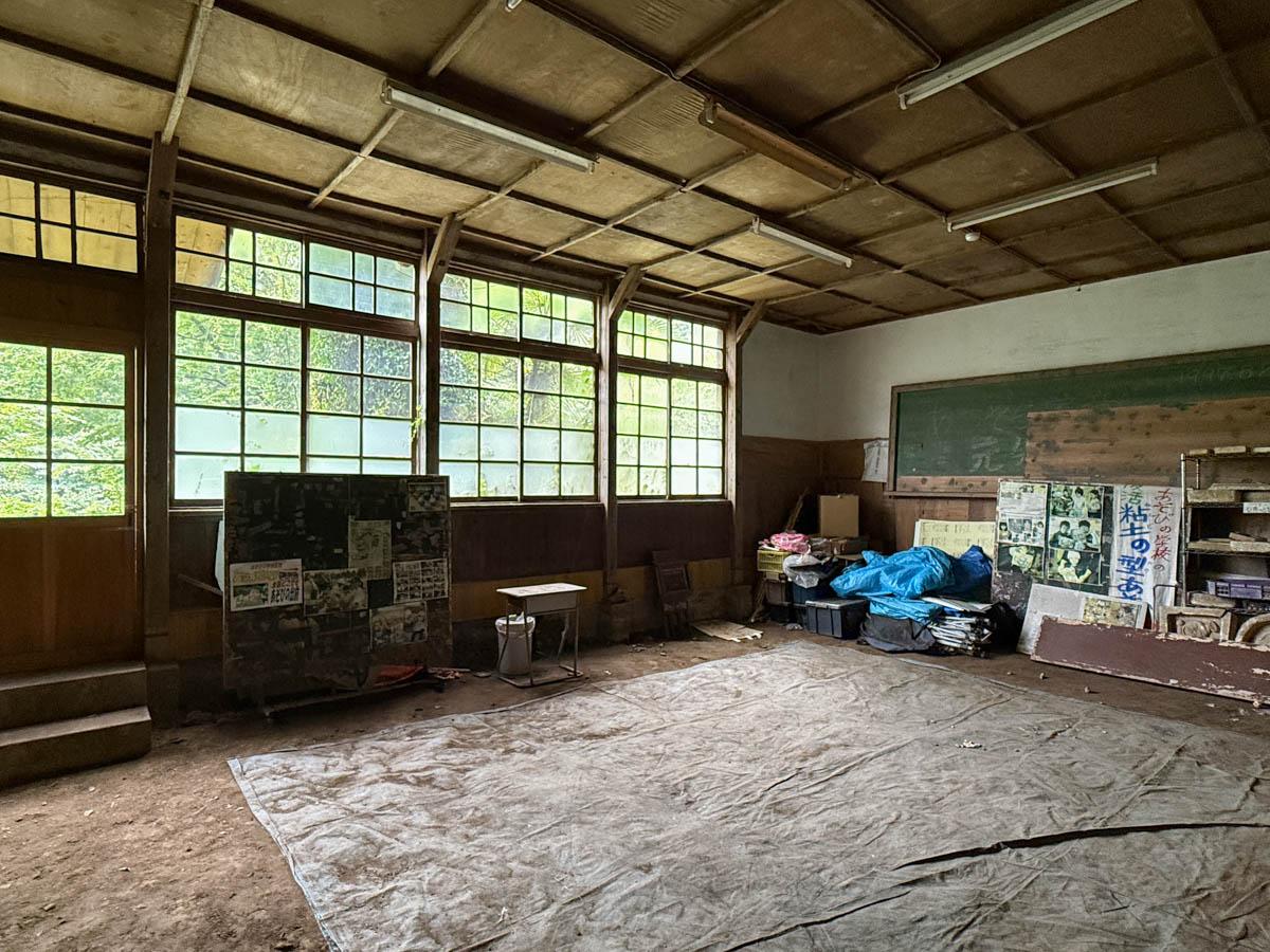 群馬県藤岡市三波川の売買物件/床材を撤去し土基礎をあらわした状態に。土間を打って使いやすくしてもよさそう