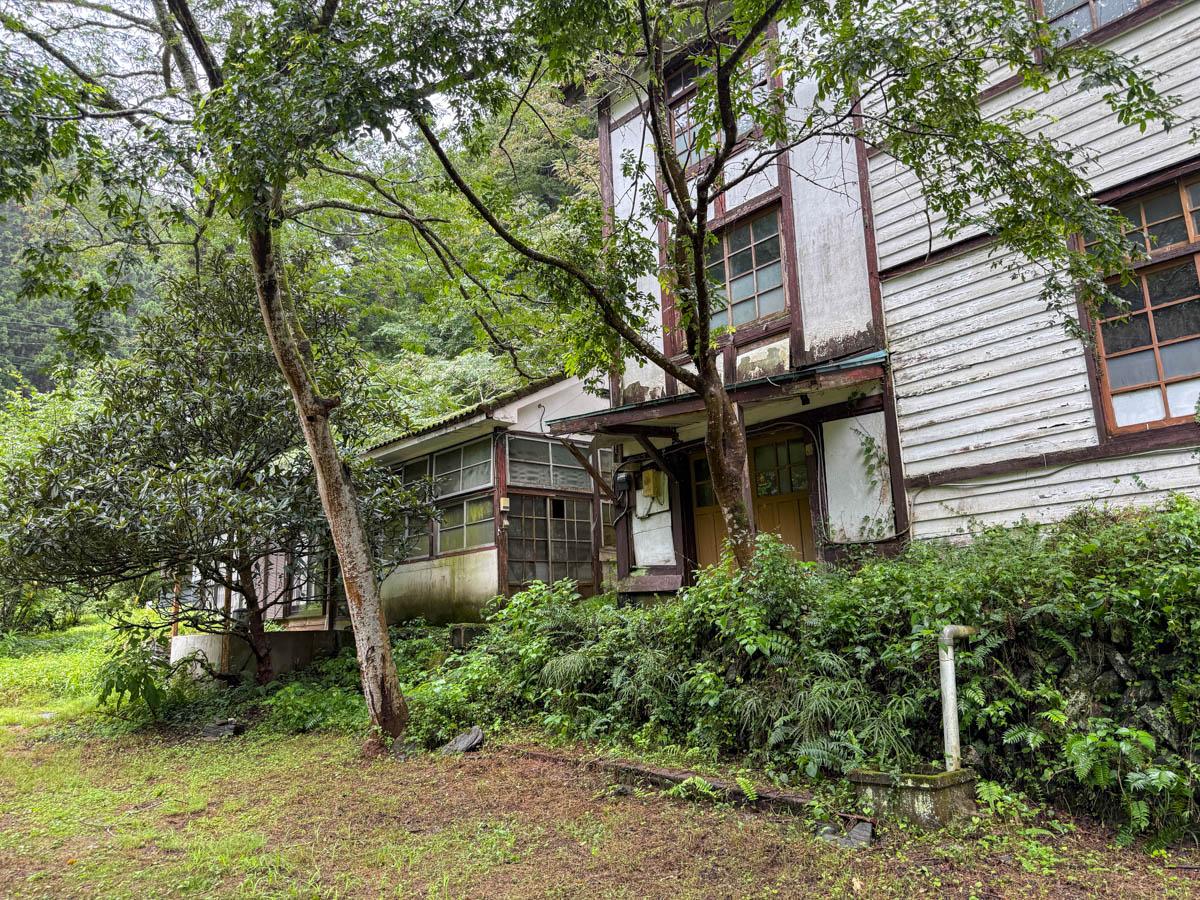 群馬県藤岡市三波川の売買物件/校舎の手前部分には、平屋の宿直棟。一部はかつて給食室でもあったとか