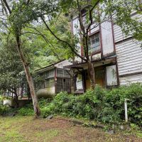 群馬県藤岡市三波川の売買物件/校舎の手前部分には、平屋の宿直棟。一部はかつて給食室でもあったとか