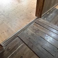 群馬県藤岡市三波川の売買物件/床は新しく張り替えたところと、抜けそうなところを応急処置したりと、工夫しながら使っている状況