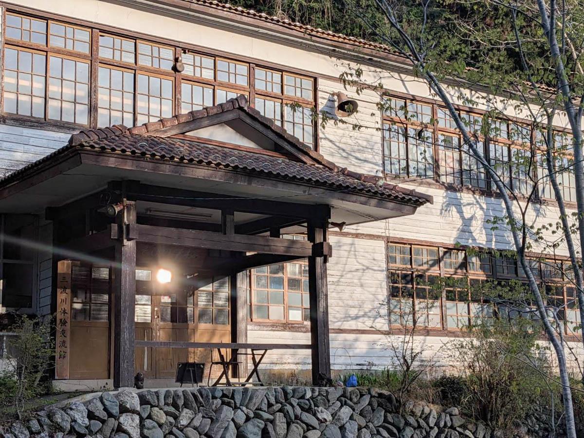 群馬県藤岡市三波川の売買物件/瓦屋根の庇がついた正面玄関。時間を重ねた外壁と木製サッシ