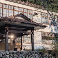 群馬県藤岡市三波川の売買物件/瓦屋根の庇がついた正面玄関。時間を重ねた外壁と木製サッシ