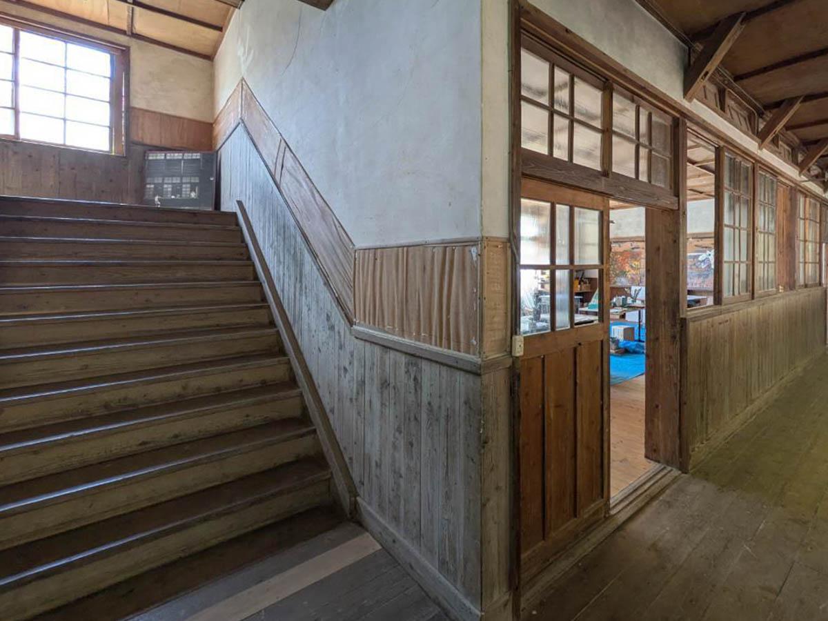 群馬県藤岡市三波川の売買物件/階段と廊下。学校らしい風景がそのまま残っています