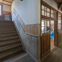 群馬県藤岡市三波川の売買物件/階段と廊下。学校らしい風景がそのまま残っています