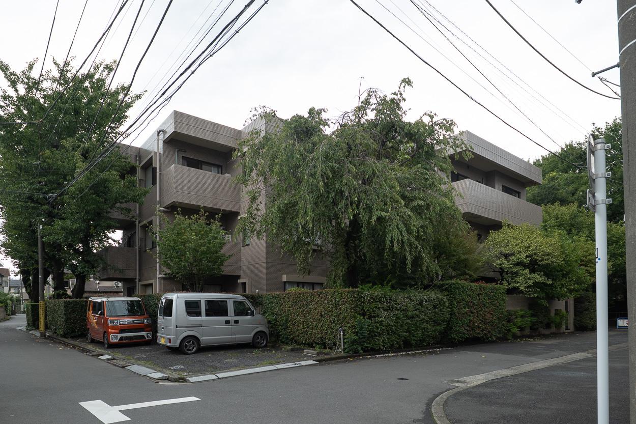 中野区上鷺宮の賃貸物件/外観。緑に囲まれた低層マンション