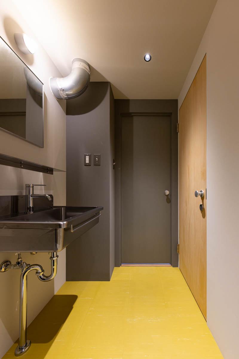 中野区中野の賃貸物件/別のアングルで。木の扉の先はトイレになります