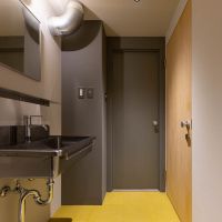 中野区中野の賃貸物件/別のアングルで。木の扉の先はトイレになります