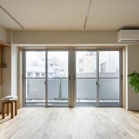 中野区中野の賃貸物件/バルコニーは東向き。サッシはペアガラスへ交換、壁には断熱材を追加するなど、建物のベース部分もしっかり改修しています