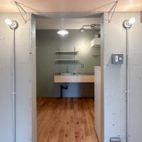 新宿区若松町の賃貸物件/アイアンの配線カバーと豆電球が印象的
