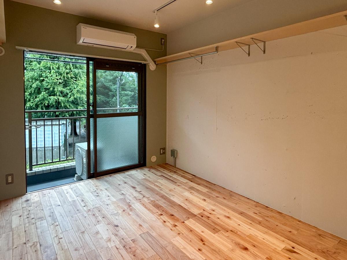 新宿区若松町の賃貸物件/無垢材のフローリングと塗装壁を中心に、さらっとしたテイストでリノベーションされた一室