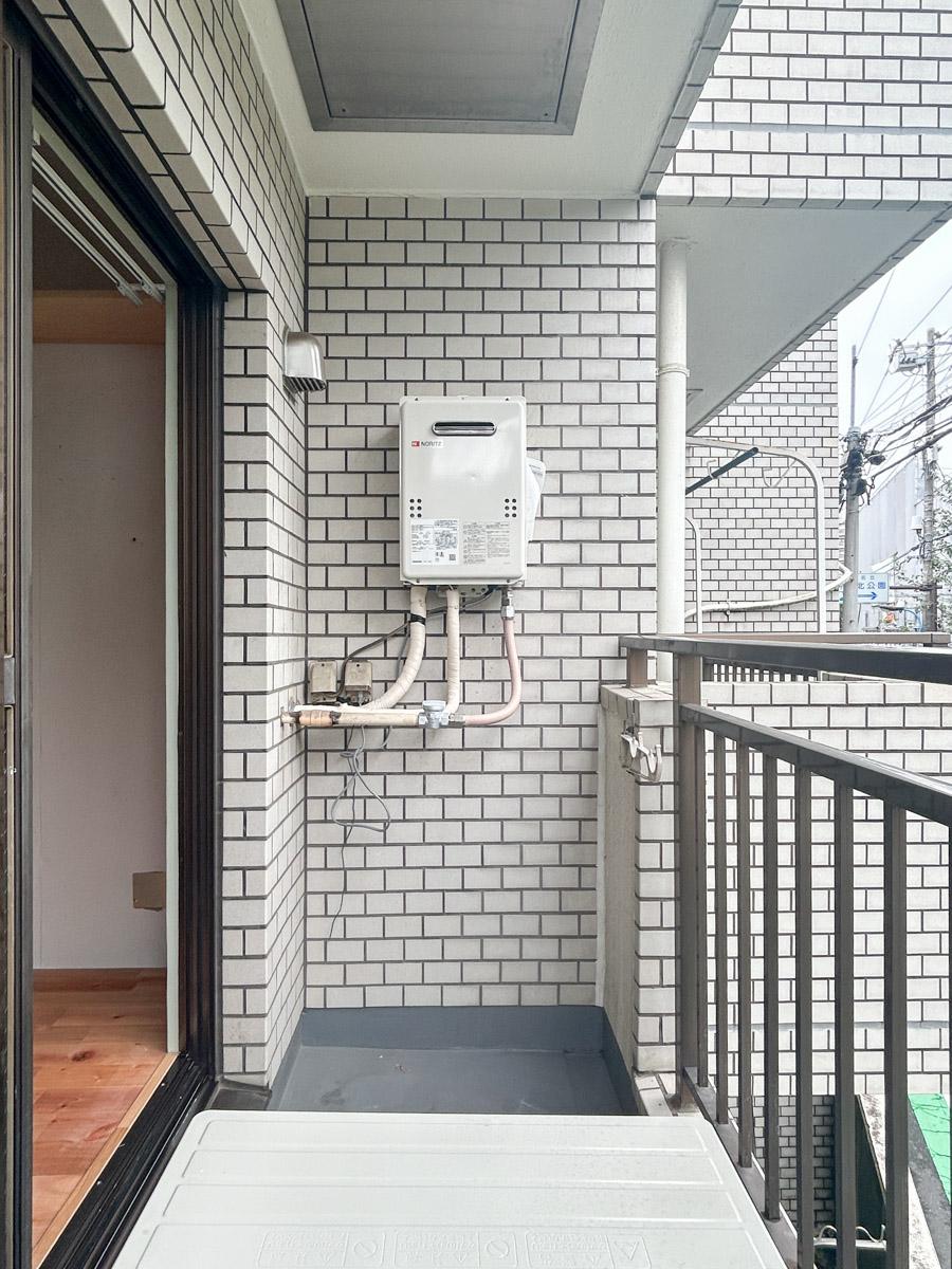 新宿区若松町の賃貸物件/ベランダ。真ん中にエアコンの室外機が置かれているため、狭小です