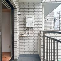 新宿区若松町の賃貸物件/ベランダ。真ん中にエアコンの室外機が置かれているため、狭小です