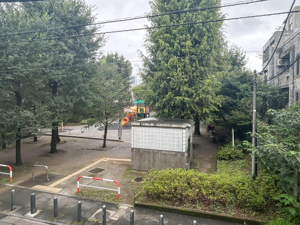 新宿区若松町の賃貸物件/目の前には小さな公園。落ち着いた環境です