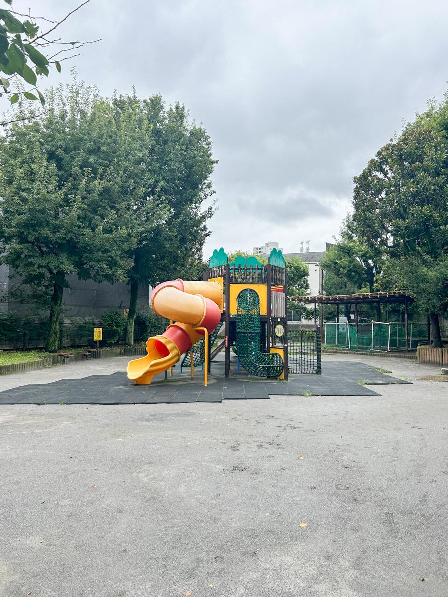 新宿区若松町の賃貸物件/目の前にある公園には、懐かしさを感じるキュートな遊具