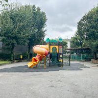 新宿区若松町の賃貸物件/目の前にある公園には、懐かしさを感じるキュートな遊具