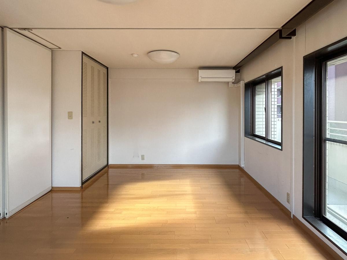 中野区中央の賃貸物件/室内別角度から。引き戸の使用は不可のためご注意を