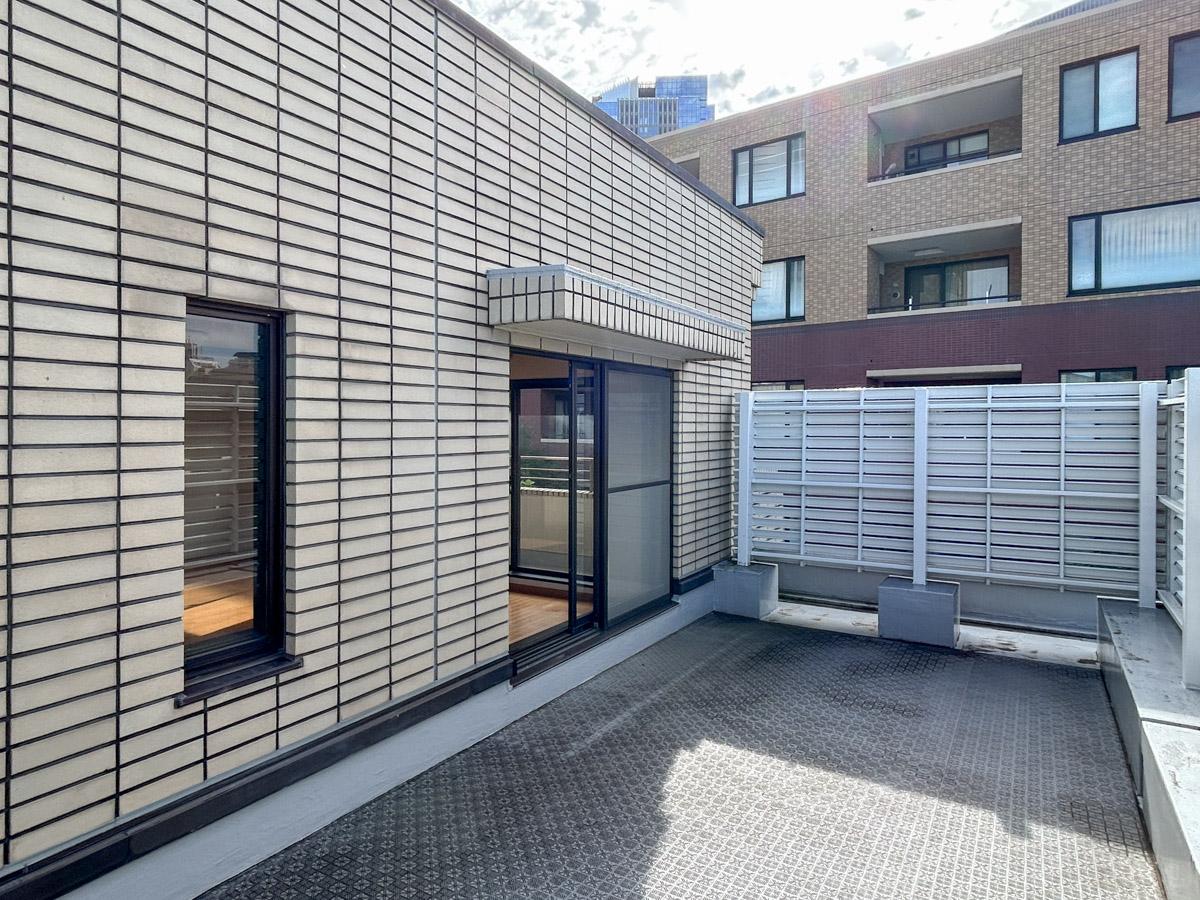 中野区中央の賃貸物件/燦々と自然光が降り注ぐルーフバルコニー。フェンスで遮られているため、周囲の視線も気になりません