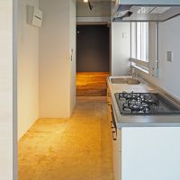 中央区東日本橋の賃貸物件/キッチンと背面の収納スペース
