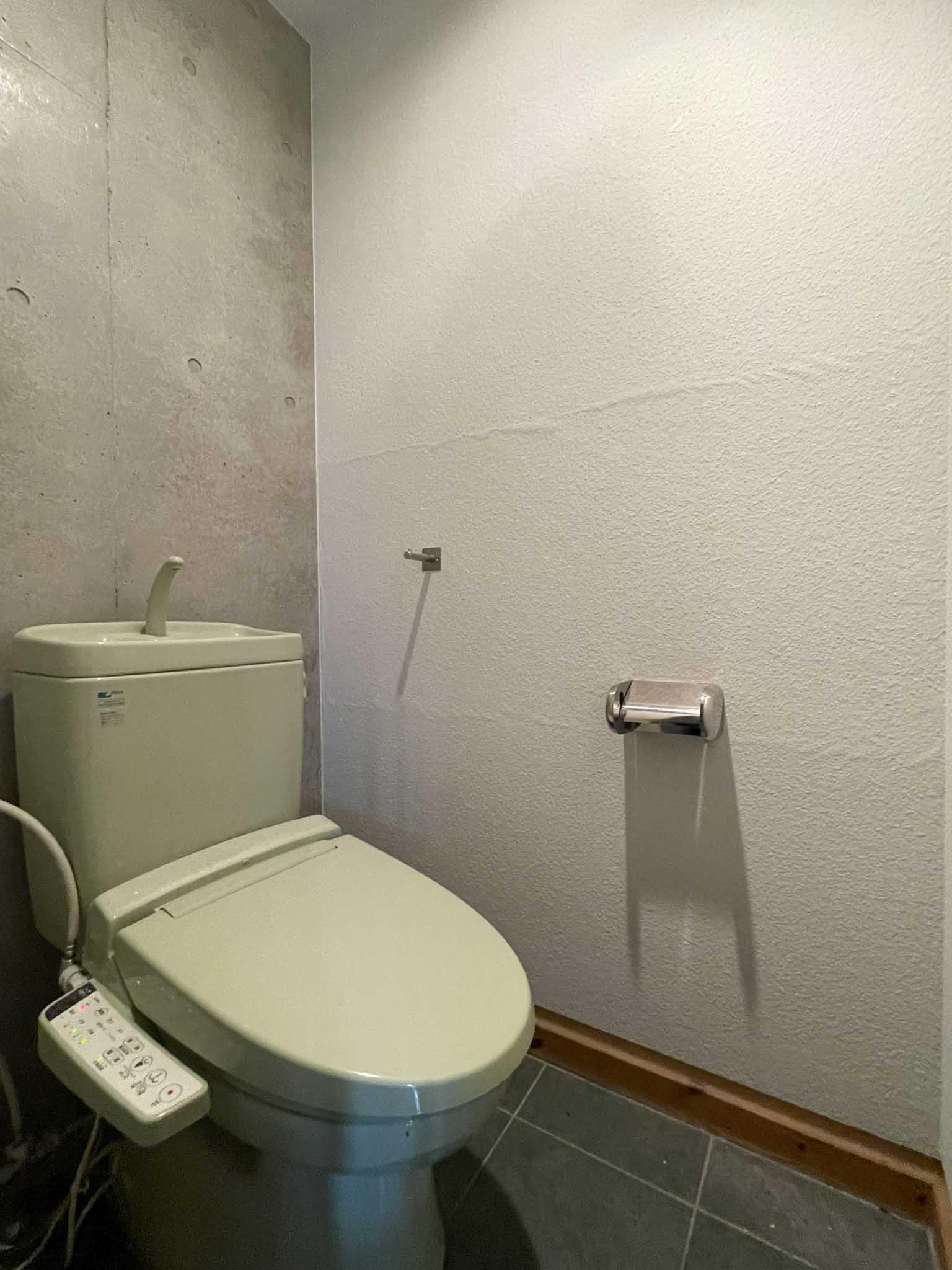 杉並区松ノ木の賃貸物件/トイレは玄関の横にあります