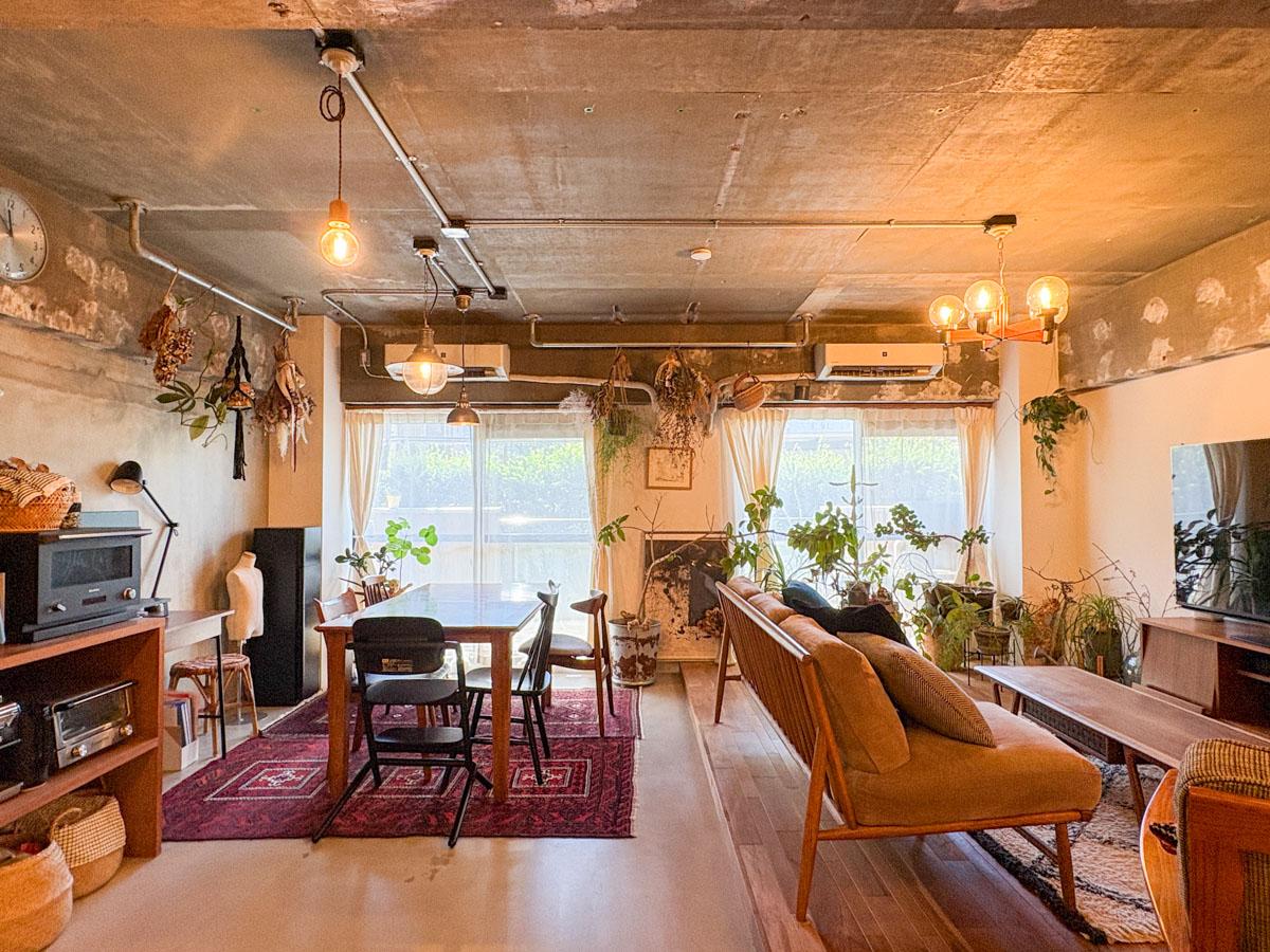 調布市富士見町の売買物件/部屋の位置は南西向きの1階　マンションの植栽で通行人の目は気にならず、風通しもよいため1階のデメリットは感じません　むしろ、子供がいくら暴れても気にならないのは大きなメリット