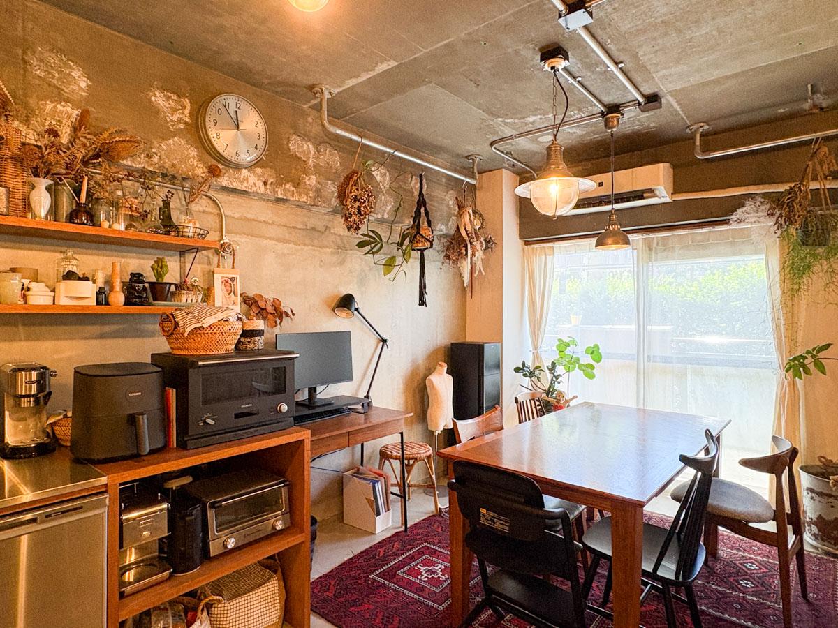 調布市富士見町の売買物件/躯体を剥き出しにした壁や天井、ガス管を曲げて作られたオリジナルのハンガーバー（人の重量にも耐えられるほど！）にはその時々の楽しみを引っ掛けて