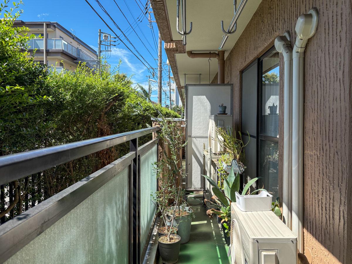 調布市富士見町の売買物件/ベランダ　植物が生き生きと育ちます