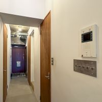 調布市富士見町の売買物件/玄関から廊下へ続く土間　思ったよりも全然冷たい感じはしないそう　トグルスイッチ（LDK照明）のクリック感も楽しい