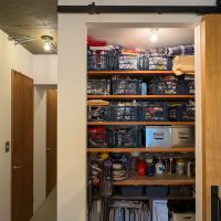 調布市富士見町の売買物件/キッチン横のパントリーも巨大　天井まで棚がある　ルンバの基地もここに