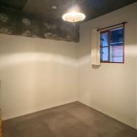 調布市富士見町の売買物件/寝室　今は家族3人ここで寝ています　いずれは子供部屋にする予定でした　玄関方向への室内窓があり、シューズクローゼット方向からの自然光も入ります