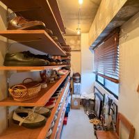 調布市富士見町の売買物件/約2.7mの奥行きがある大きなシューズクローゼット　何足あるか数えようとしましたが、途中で諦めました