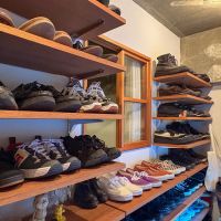 調布市富士見町の売買物件/シューズクローゼットの間に寝室への室内窓が切られている