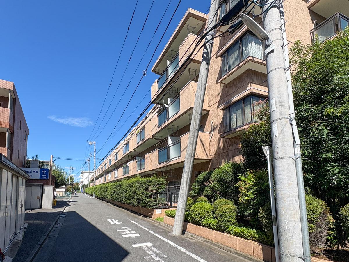 調布市富士見町の売買物件/外観　植栽の向こう側が部屋の位置