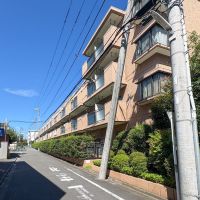調布市富士見町の売買物件/外観　植栽の向こう側が部屋の位置