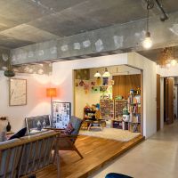調布市富士見町の売買物件/リビングの1角には引き戸で仕切られる部屋がある　将来的に今の寝室（ご家族3人で寝ている）を子供部屋にして、夫婦の寝室はここになる予定でした