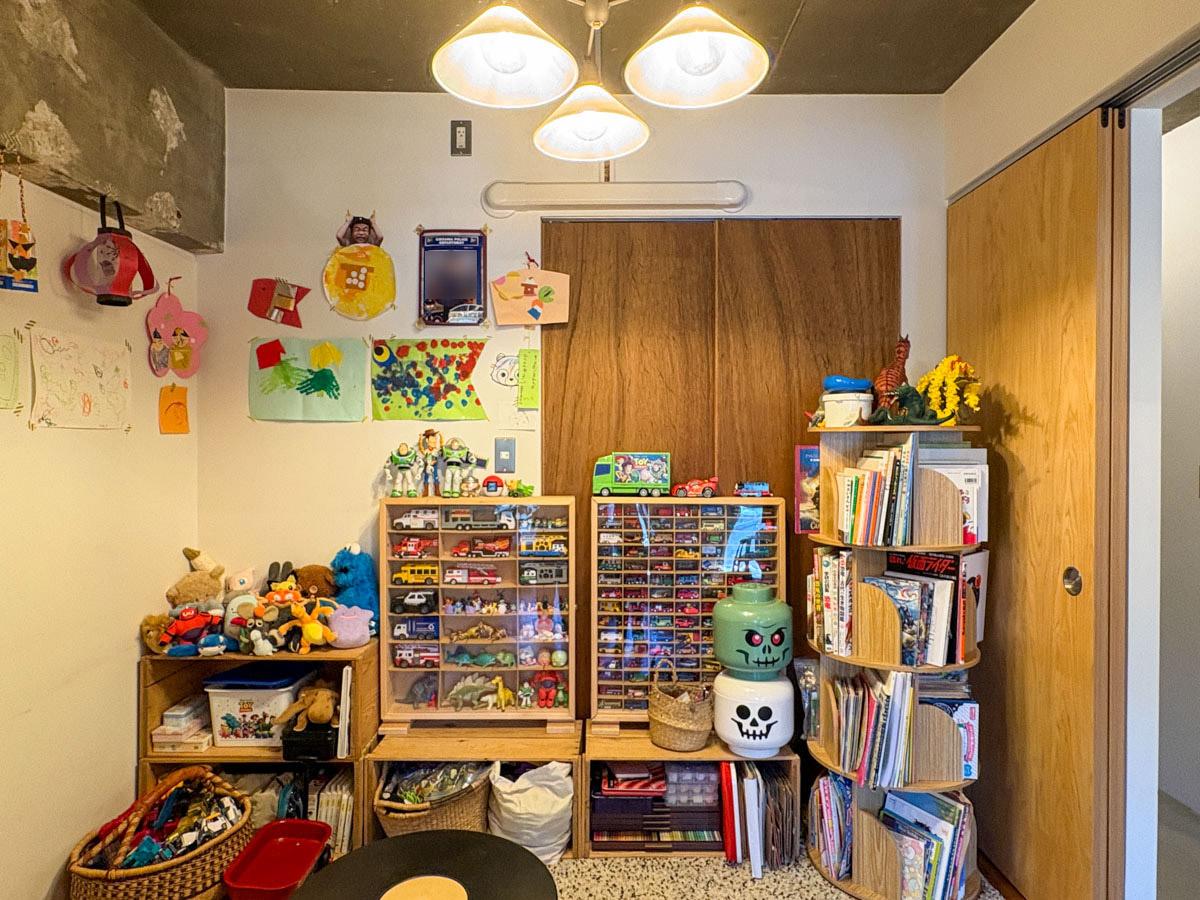 調布市富士見町の売買物件/写真右奥の引き戸から、ウォークインクローゼットにアクセスできる　WICは2方向に開口部分があることで、回遊性と風通しが確保される