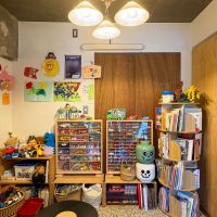 調布市富士見町の売買物件/写真右奥の引き戸から、ウォークインクローゼットにアクセスできる　WICは2方向に開口部分があることで、回遊性と風通しが確保される